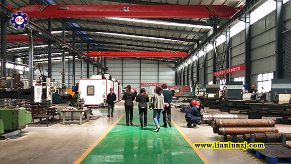 客戶馬總來(lái)廠考察 了解120/06LL鏈輪組件進(jìn)度