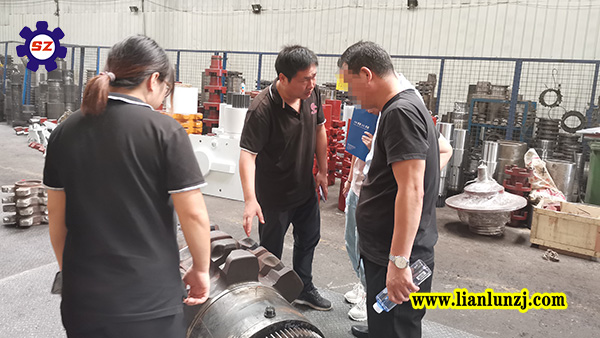 內(nèi)蒙客戶不遠千里來到鄭州考察鏈輪組件廠家！