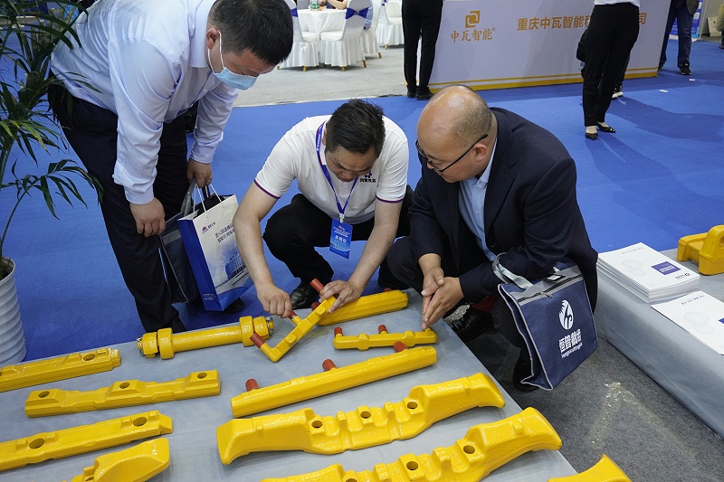 刮板、橫梁、啞鈴銷鍛件展示、講解