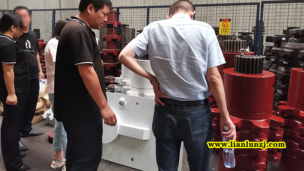 貴陽彭總開展刮板機配件業(yè)務，來我廠考察參觀！