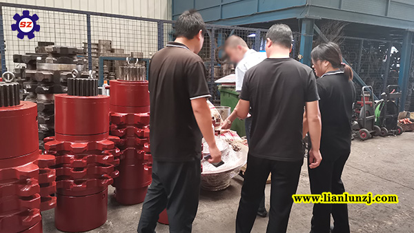 貴陽彭總開展刮板機配件業(yè)務(wù)，來我廠考察參觀！