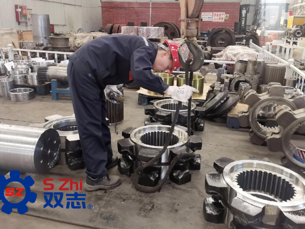 致敬每一位一線工人，堅守崗位，兢兢業(yè)業(yè)。_河南雙志